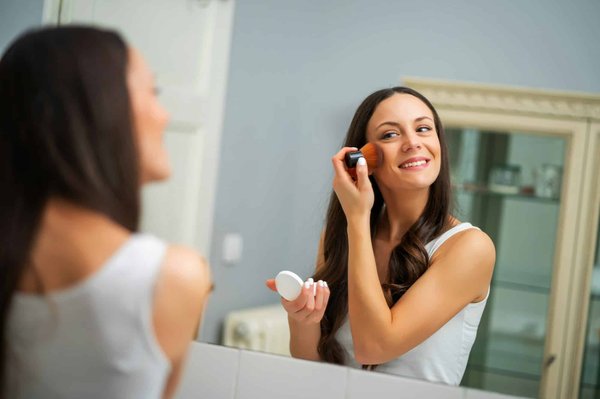 Comment choisir le bon type de blush selon la forme de votre visage?