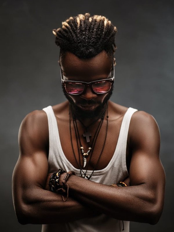 Comment choisir des vestes légères qui s'adaptent aussi bien aux jeans qu'aux robes élégantes?